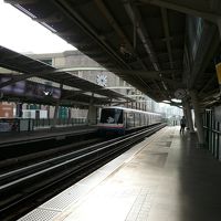 目の前にあるＢＴＳチットロム駅