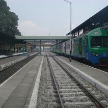 駅構内。近郊列車が停車中。