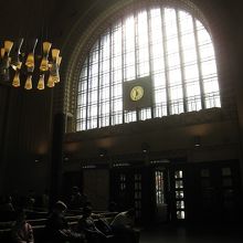 内部は天井が高く開放的です。