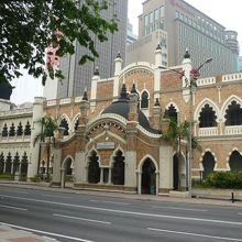 洋風煉瓦造りが美しいスルタン・アブドゥル・サマド・ビル外観。