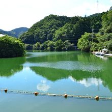 人造の農業用水池なので堰堤があります。