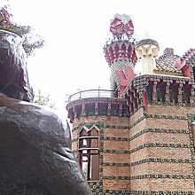 庭にガウディさんのブロンズがあるので並んで写真が撮れます。