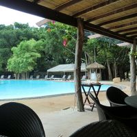 メインプール。プールサイドのレストランで朝食。