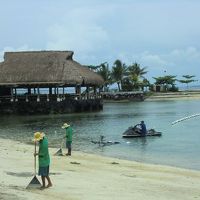 ホテルのビーチ。向こうに見えるのがシーフードレストラン。