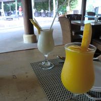 メインレストランでバナナとマンゴーシェイク。美味しかった！（