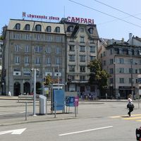 橋を渡ってすぐのところです