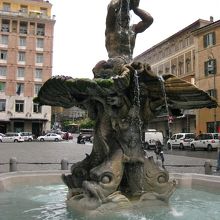 広場の中央にある「トリトーネの噴水」