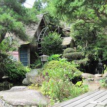 宿のお庭に水車