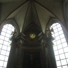 明りとりの窓がとても静かな雰囲気でした。