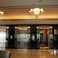 ちょっと暗目のロビー