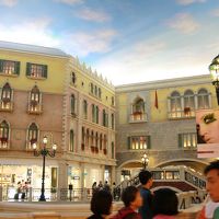 2階のショッピングモールと運河