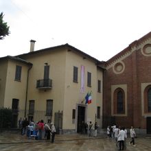 このクリーム色の建物の中に絵画があります。