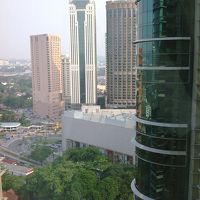 右に見えるのがこのホテル、正面は他のホテルです