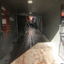 廊下も壁も木材で出来ています。廃材でつくられているとか。