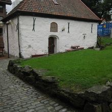 これはブリッゲン最古の建物。木造家屋の奥に位置します。