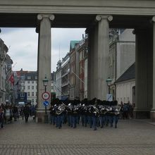 パレードの音楽隊が衛兵を連ねて宮殿までやってきます。