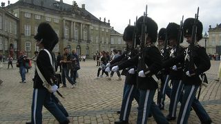 午前１１時半には行ってください。