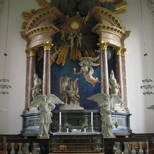 聖堂内は白を基調とした静かな雰囲気でした。