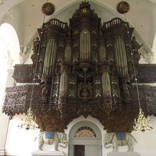 入口上部のパイプオルガン、重厚な造りでした。