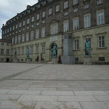 城の広場です。