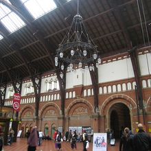 広い構内です。マクドナルドがあります。