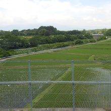 JR中央本線の線路が近くを通っています。