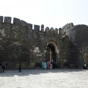 インド一美しい砦とされ、手強い要塞でもある。頂上まで登れば実感できます。