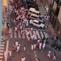 バルコニーから酔っぱらいの群れを見下ろす