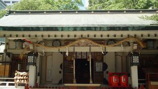 珍しい真っ白な神社