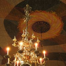 暖かみのある教会内部の天井