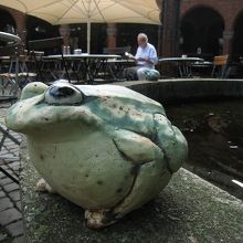 教会周辺は寛げるカフェや露店の店が集まる一画です。