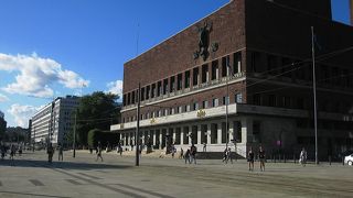 巨大な油絵があります。