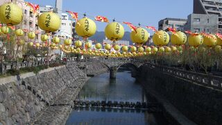 めがね橋にかかる黄色のランタン