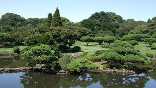 フランス風庭園、イギリス風庭園、日本庭園と三つのゾーンに分かれています