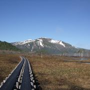 湿原を挟んで、そびえるのが、この「至仏山」と「燧ヶ岳（ヒウチガタケ）」の二つの山