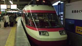 新宿駅から小田急ロマンスカーで約1時間半