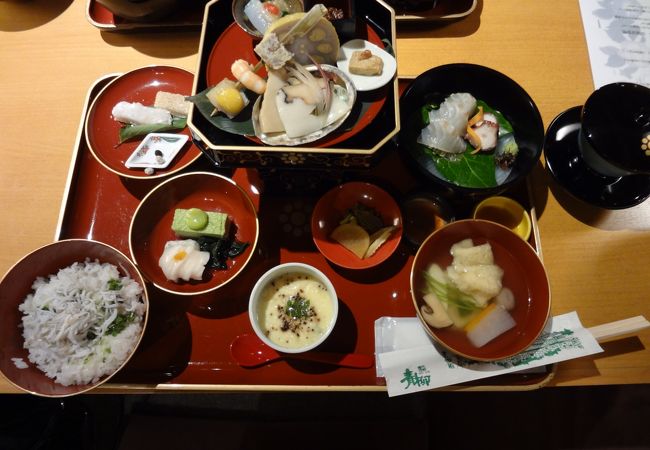 かっての熊本藩の食事を現代風にアレンジした「本丸御膳」