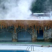 露天プール（上は棚田、下は普通のプール）