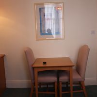 リビングに小さいけど食卓テーブルもある