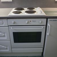 オーブン・電子レンジ・冷蔵庫・洗濯機・調理器具充実。