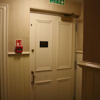 入り口と反対側の扉から出ると駐車場。地下に朝食室がある。