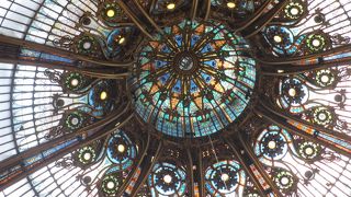 ブランド店は長蛇の列