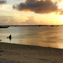 夕暮れ時の海水浴