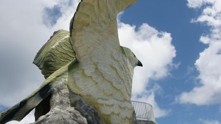 リアルな鳥のオブジェの展望台