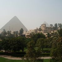 窓外はピラミッド