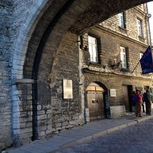 ふとっちょ側から門をくぐったところです。