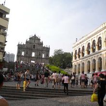 お土産物屋が並ぶ細い道の先に忽然と現れます