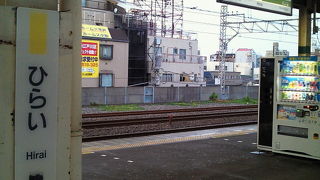 川に挟まれた駅