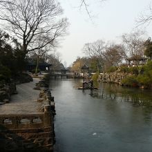 1/4の真冬でしたので、池には薄氷がはっています。