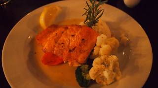 サーモンがめちゃくちゃ美味しくて感動したレストラン!　歌のサービス?あり